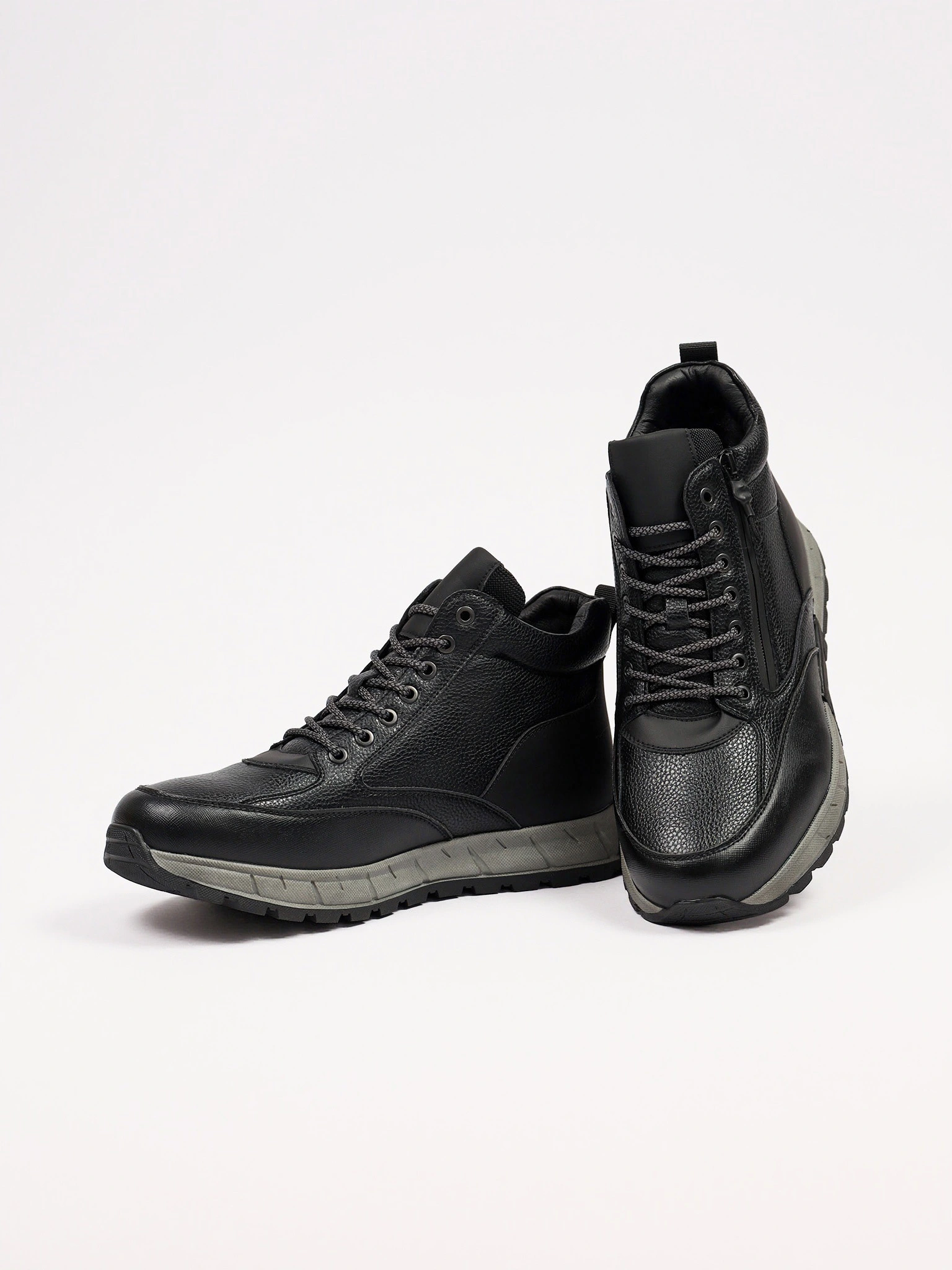 Ботинки черного цвета на контрастной рельефной подошве